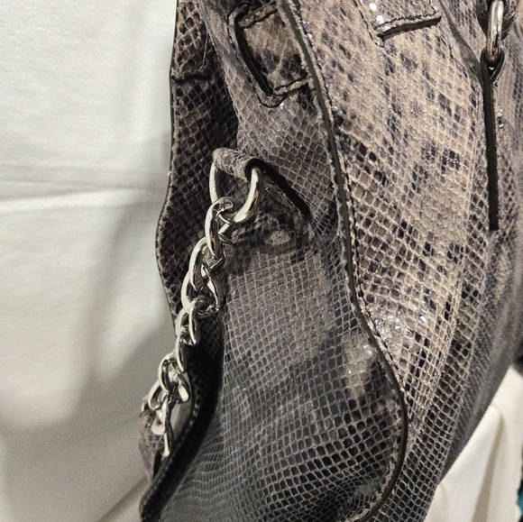 Michael Kors Gray Shoulder Bag with Luxurious Design - Picture 3 of 8